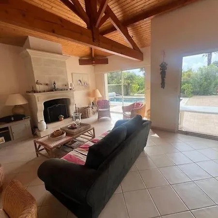 St Palais, Maison Avec Piscine A 200m De La