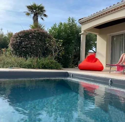 St Palais, Maison Avec Piscine A 200m De La